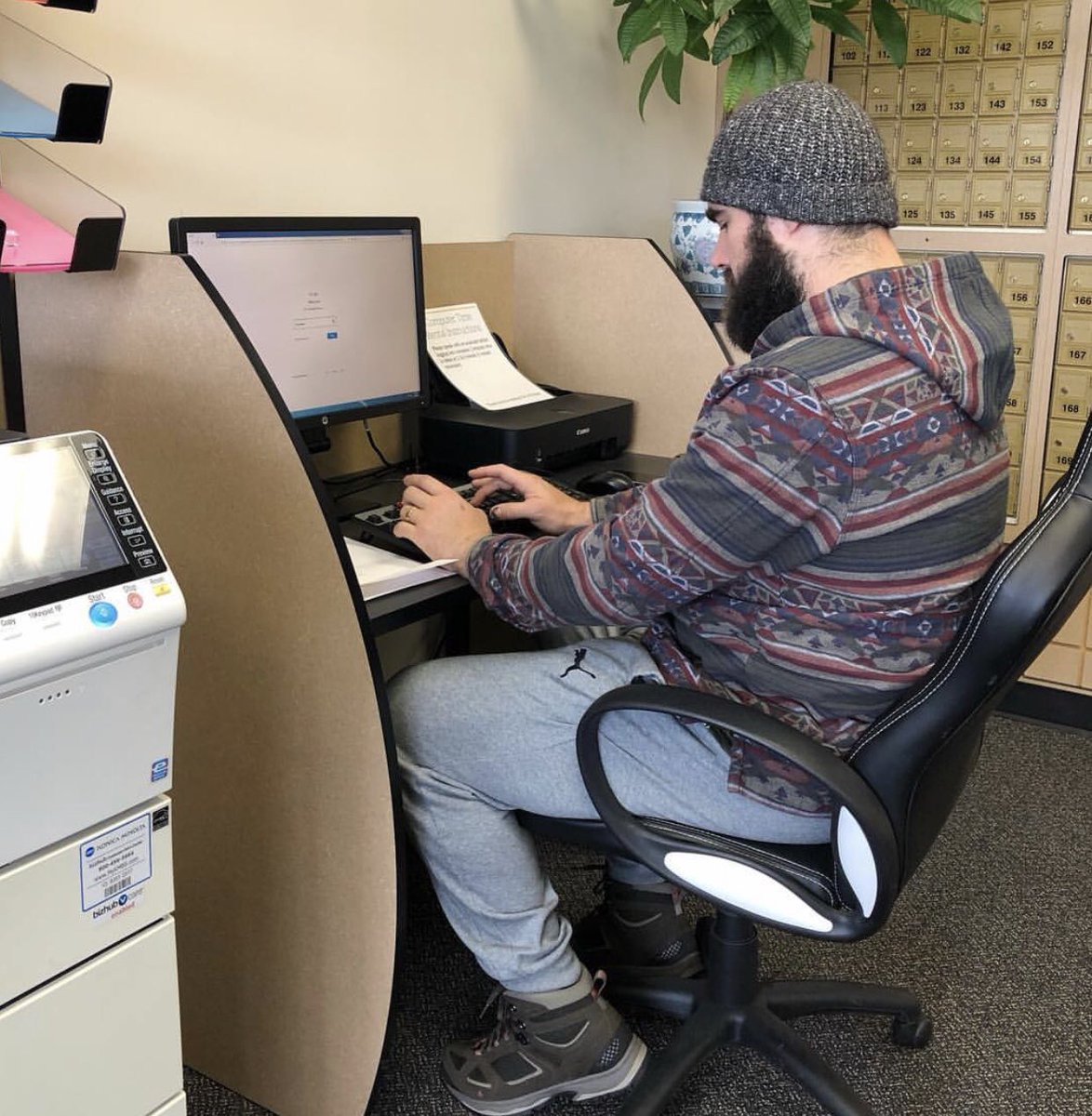 JClarkNBCS's tweet image. Jason Kelce is everyman. Or any of us when we were in college 

His wife says he didn’t have a scanner or printer in his house to sign his Eagles contract extension, so he did it at the UPS store! 🤣

#FlyEaglesFly 
📸 Kylie Kelce