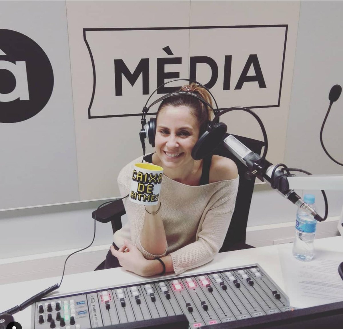 Comença el #CaixaDeRitmes de hui en la ràdio d’<a href="/apunt_media/">À Punt</a> . Gaudirem amb tu fins a les 12:00 dels millors intèrprets locals, estatals i internacionals. Demana la teua cançó a les nostres xarxes socials o al whatsapp del programa 655 655 505.