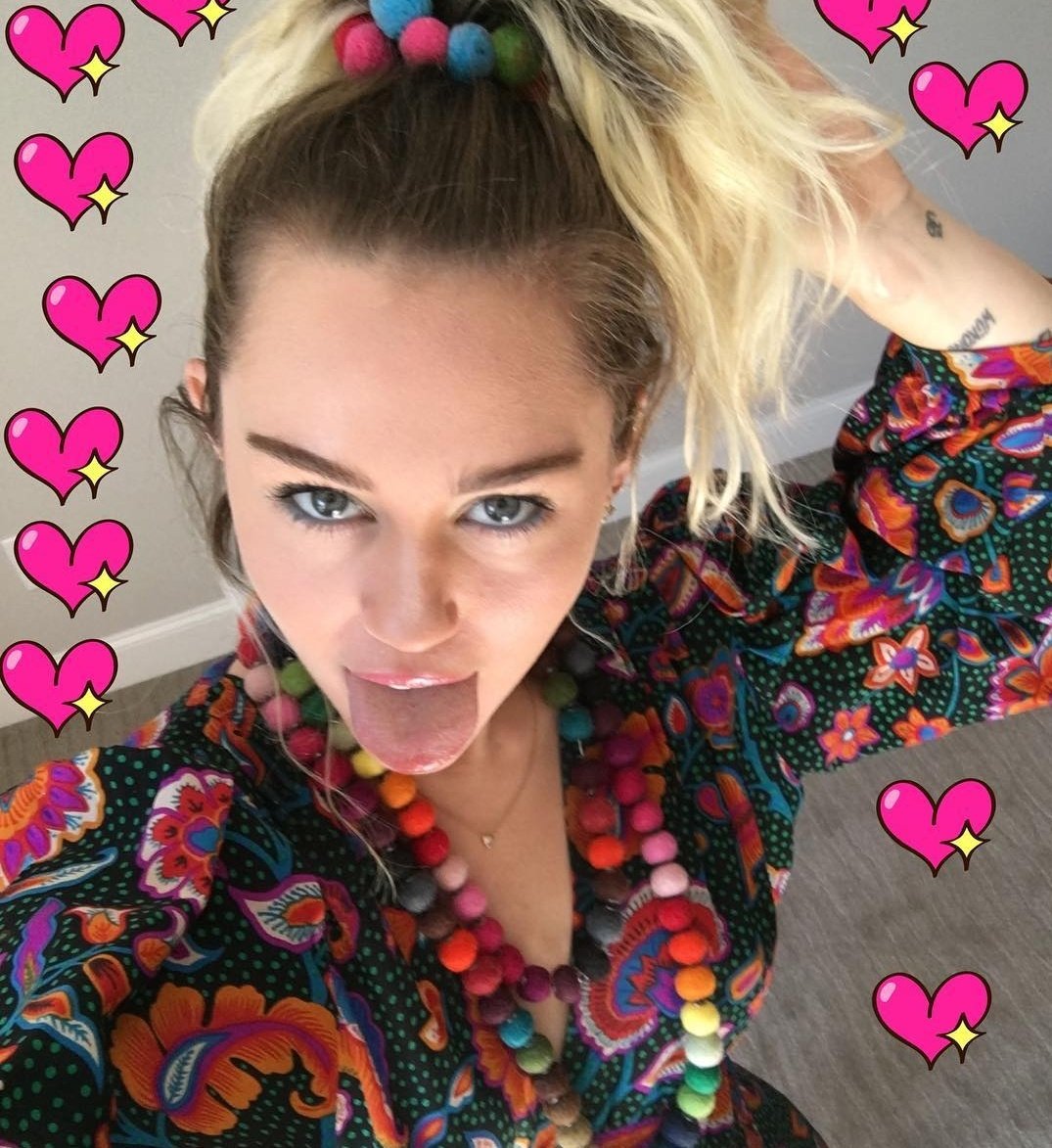 Unoriginal6666's tweet photo. @emmachamberlain looks so much like miley cyrus in this pic wtf https://t.co/QmAvGc7HJe