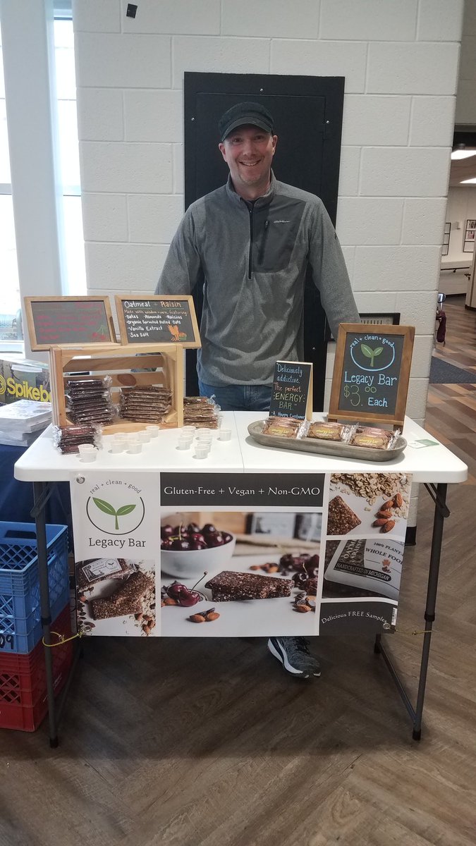 GlengaryPE's tweet photo. @LLEWIXOM PE Superstar Kevin Olack sharing his Legacy Bars with @SHAPEMichigan at the #SHAPEMISE4 Regional Workshop. Have you tried them? If not you need to!
#physed #WLphysed #wleced https://t.co/zfAfVDcMuw