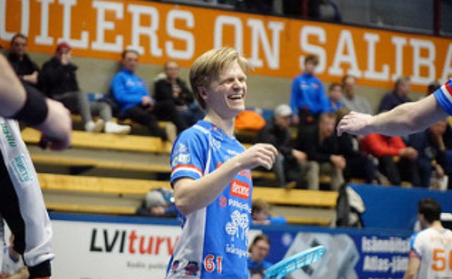 Kuten erittäin onnistuneest kuvast näkyy, ni oli mukava sählyottelu tänään Espoossa ja runkosarja pakettiin. Ens viikolla sit päästäänki pelaamaan playoffeja! #salibandy <a href="/scclassic/">SC Classic</a>