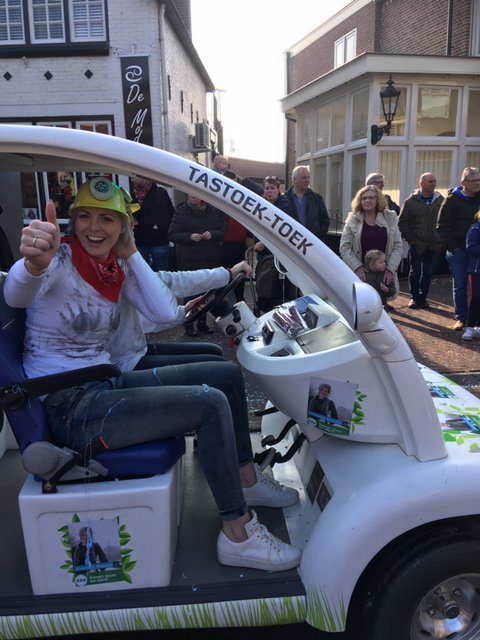 cdawierdenenter's tweet photo. Annemiek Wassink vandaag op @CDAOverijssel verkiezingscampagne in Wierden. Veel bekijks en positieve reacties met de @cdavandaag TukTuk tijdens de carnavalsoptocht.  #samenstaanwesterk https://t.co/EVavkWF6i4