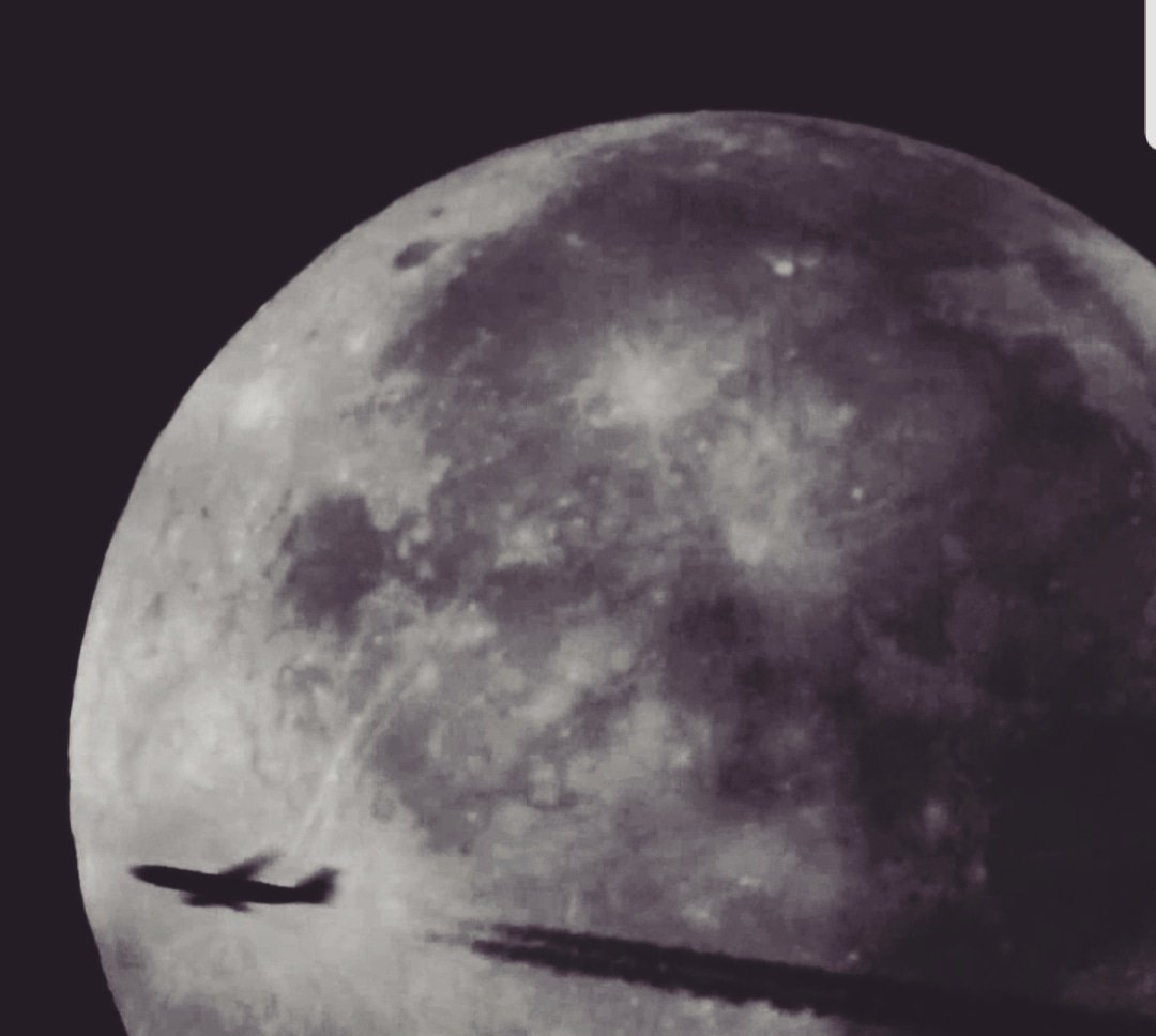 noorman2910's tweet photo. My #photograph of an #Airplane 
passing by the #moon 
#Photo #photograph #Nikon #aviation
#تصويري لطآئره أمام #القمر 
#نيكون #جدة #صور https://t.co/BeYP5yQYpy