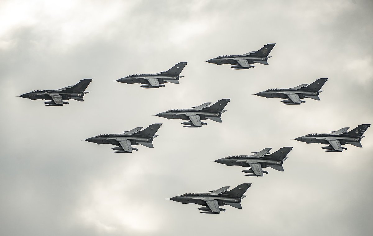 AircraftPhotoz1's tweet photo. Bowing out in absolute style 

The RAF Tornado's spectacular Diamond 9 FINale Display over RAF Marham 

@RAFMarhamMedia @StnCdrRAFMarham #Tornado #RAFTormado #RAF https://t.co/sXpFHjAlpQ