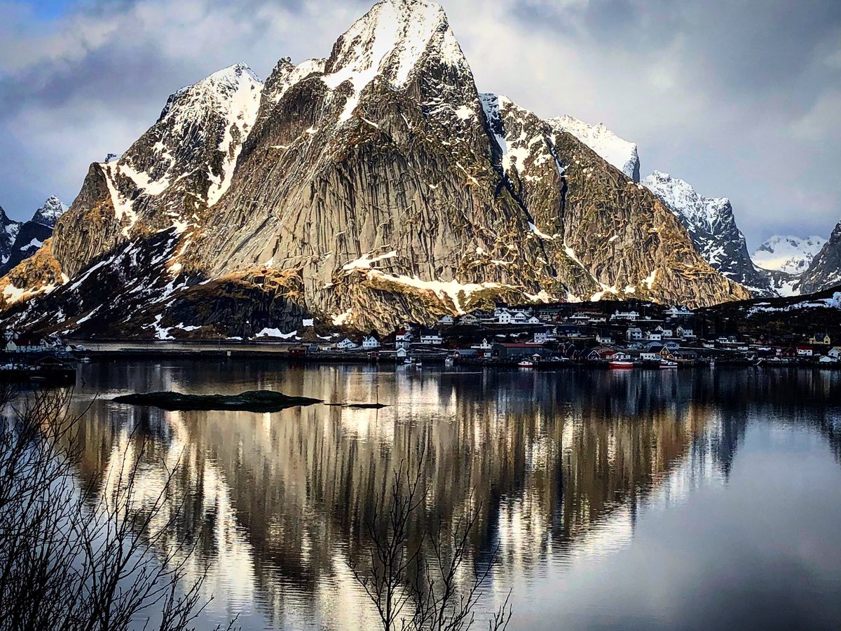 SergiReboredo's tweet photo. Las montañas que rodean Lofoten son de ensueño. Lofoten. Noruega. 🇳🇴 #norway #nature #norge #winter #snow #moirana #travel #lovund #sky https://t.co/Q3UNhyIFj2