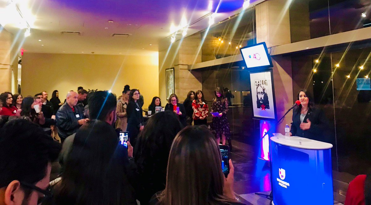 PoRtAvOz's tweet photo. Contactos After 5 Mixer del @azhcc y recepción de inicio de las celebraciones durante todo el año del aniversario 40 de @UnivisionAZ y develación de obra de arte conmemorando el aniversario por el reconocido artista internacional @artegennaro.  ¡Cuatro décadas empoderando! https://t.co/dGEwRIj7kf