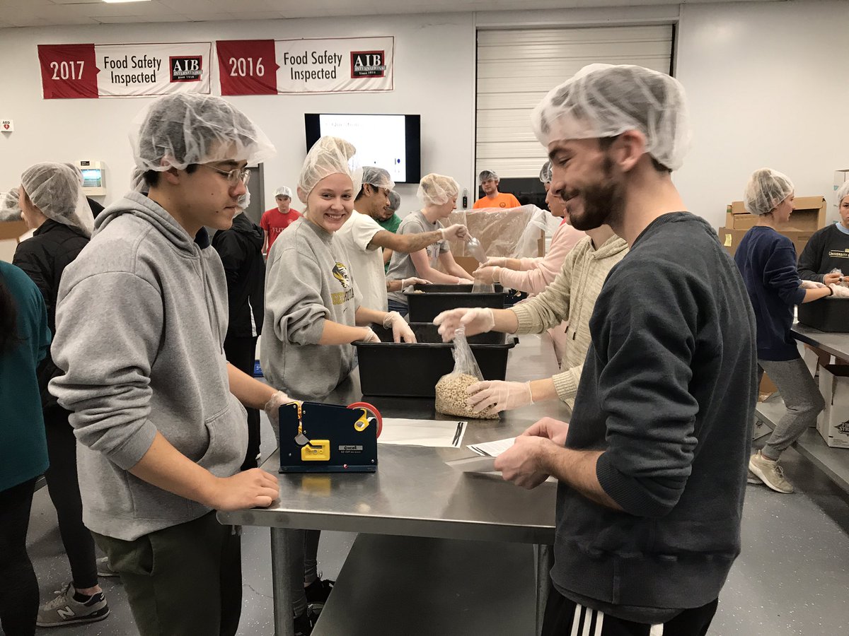RbhsGirlsoccer's tweet photo. #StrongerTogetherSaturday
#FoodBankFun
#GoldandGreen2019
Part 2 https://t.co/btgpTZmgsM