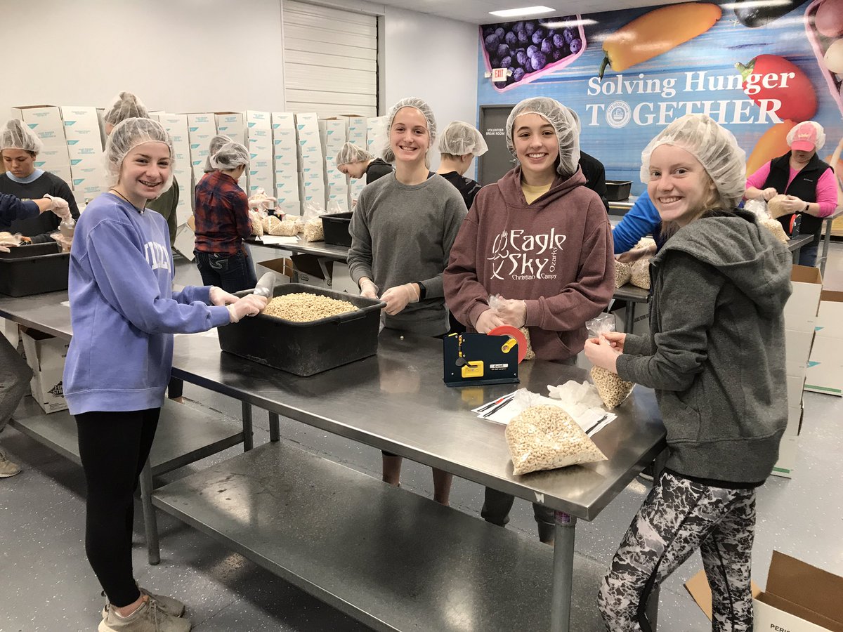 RbhsGirlsoccer's tweet photo. #StrongerTogetherSaturday
#FoodBankFun
#GoldandGreen2019
Part 2 https://t.co/btgpTZmgsM