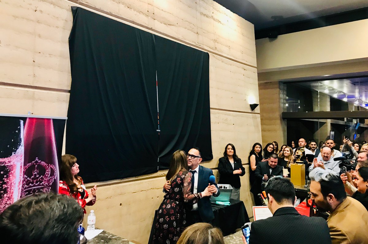 PoRtAvOz's tweet photo. Contactos After 5 Mixer del @azhcc y recepción de inicio de las celebraciones durante todo el año del aniversario 40 de @UnivisionAZ y develación de obra de arte conmemorando el aniversario por el reconocido artista internacional @artegennaro.  ¡Cuatro décadas empoderando! https://t.co/dGEwRIj7kf