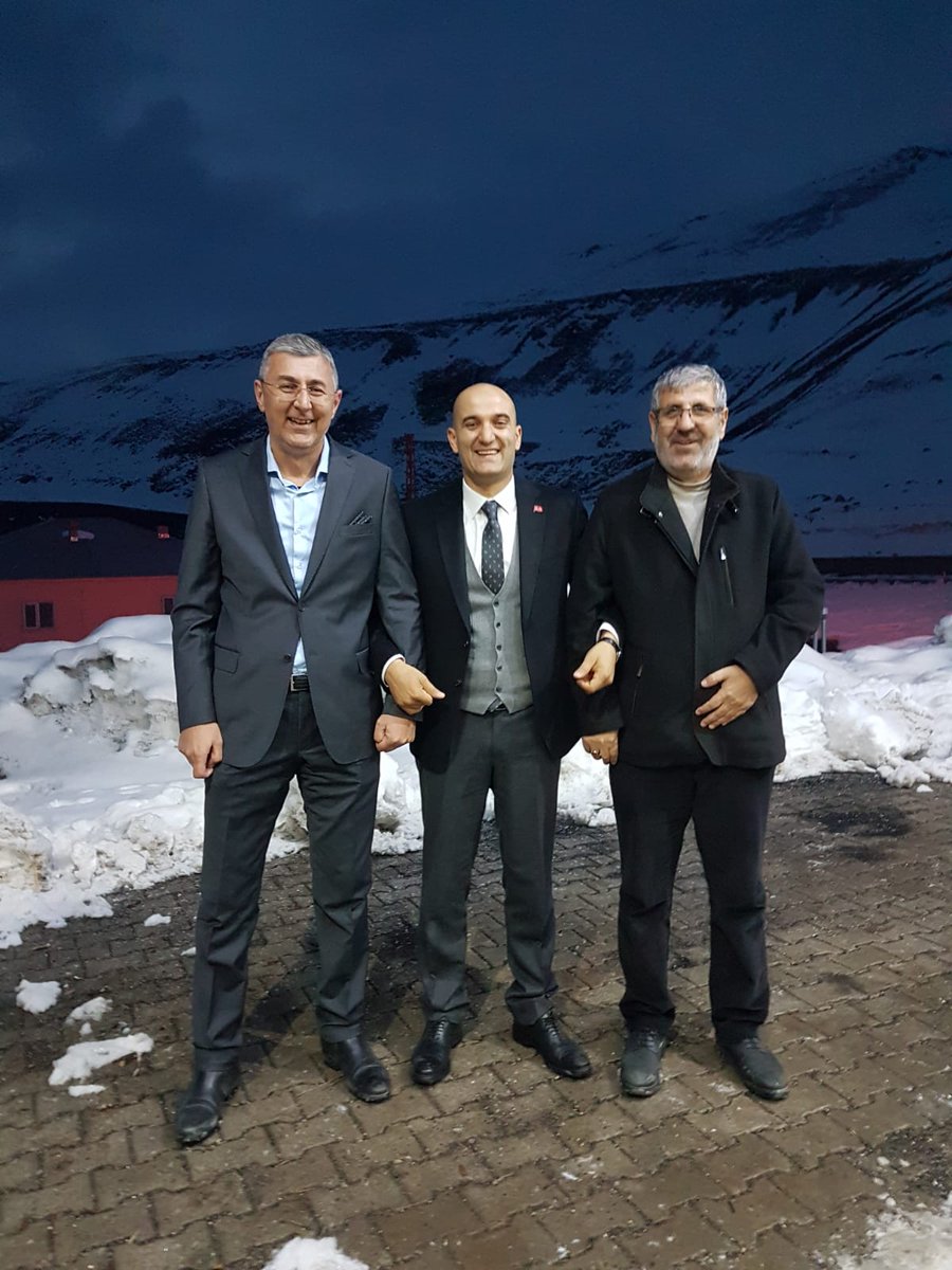 Kardeşliğimizin iki dünyada da süreceği; davamız için el ele gönül gönüle hizmet ettiğimiz cefakar,fedakar gönlü güzel samimi dava adamları geçmiş dönem Muş Ocak Başkanımız Serdar Yılmaz ve Bingöl Ocak Başkanımız Mehmet Bayram ile hasret giderdik.

Rabbim birliğimizi daim eylesin