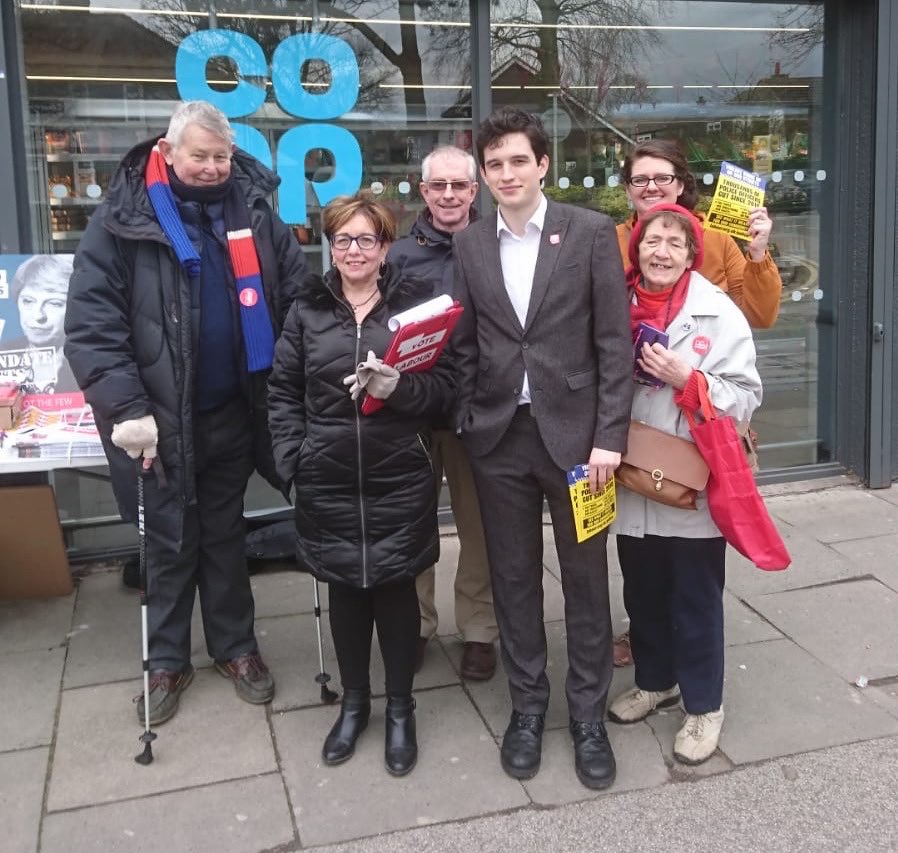 WirralSouthCLP's tweet photo. Amazing support for our campaign against Tory #policecuts in Eastham and Clatterbridge today @Morgolid @LabourEastham @ruthmolyneux @clatterbridge #votelabour https://t.co/UqTRgZmLex
