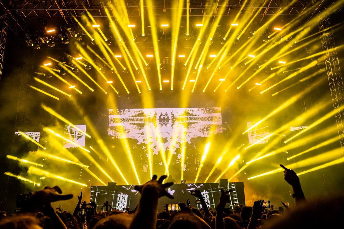 CID_Presents's tweet image. One last night on the beach with @bassnectar and friends. #DejaVoom