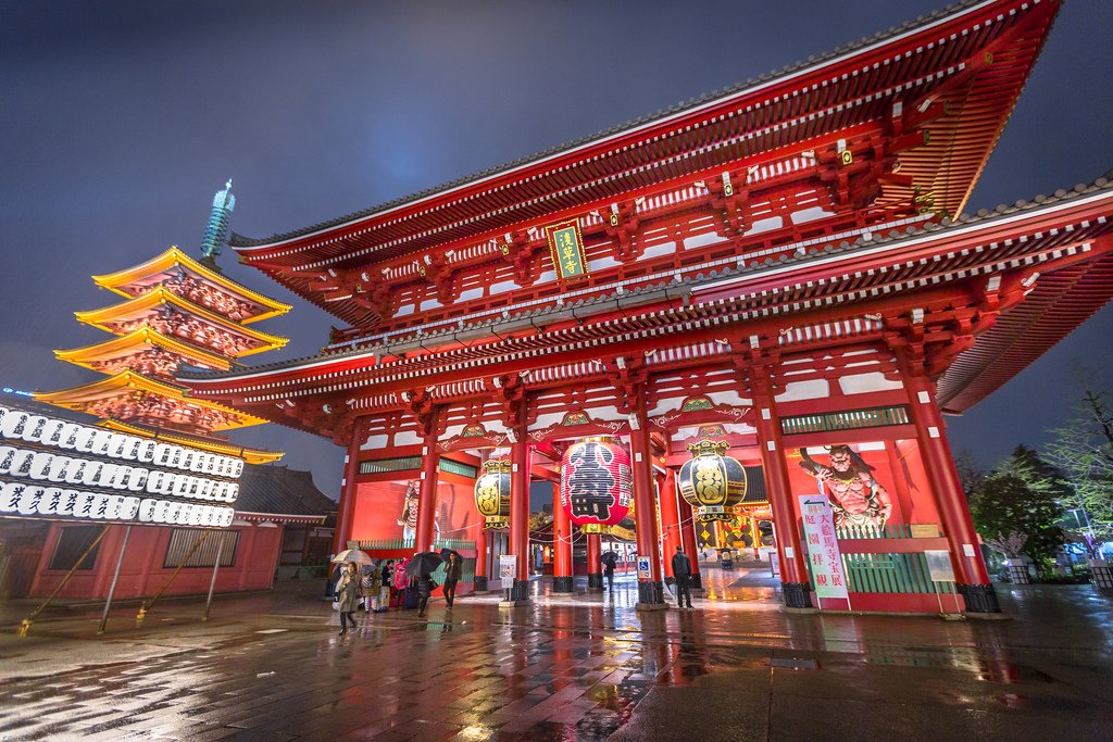 #Tokyo at a glance is a befuddling labyrinth of neon lights stacked high, bustling streets overflowing with activity and subway cars packed tight. The trick is to slowly peel back these layers as you explore this marvelous metropolis: bit.ly/2QaNkth
📸IQRemix
