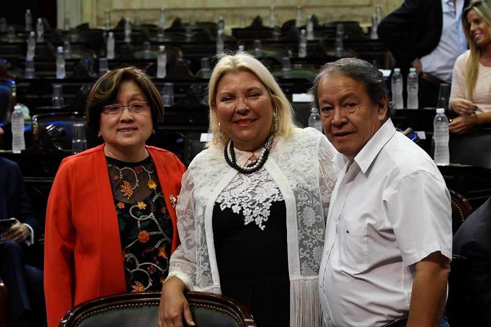Toty Flores A Twitteren Alicia Terada Antes Del Inicio De La Sesion De Hoy No Sacamos Esta Foto Junto A Los Diputados Elisa Carrio Y Toty Flores Https T Co 0kg62o1ba6