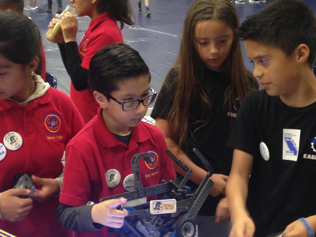 LatoniErik's tweet photo. Eaglebotz...Not just about the competition but the collaboration and relationships. Iron sharpens iron! @LatoniErik , #CVESD_vallelind , #ValleLindo https://t.co/Egf7dGrAvf