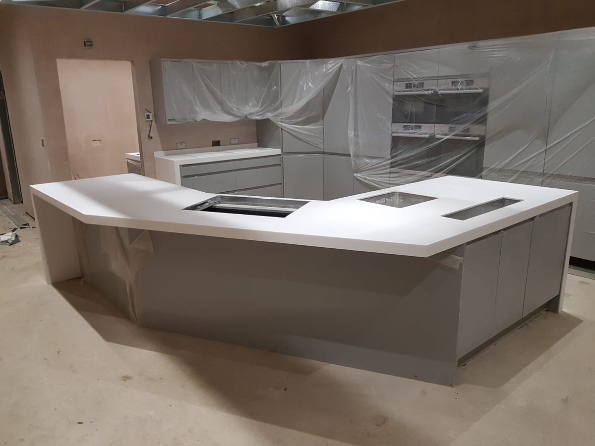 HawdonSurfaces's tweet image. What a kitchen island!😍
A Champagne/Stella sink to fill with ice and chill those bottles😉🙌
#HawdonWorkSurfaces #Bespoke #Luxury #Seamless #SolidSurface #GoogleReviews #Staron #BestWorktopsInTheStreet #Selfbuild