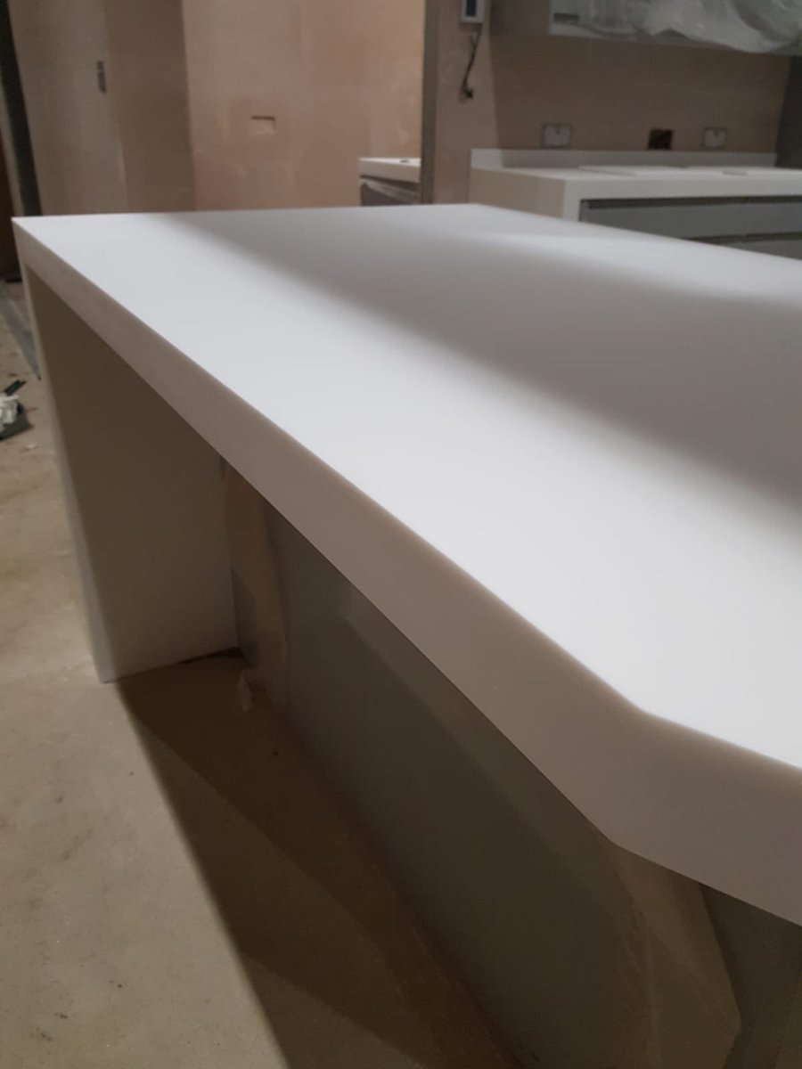 HawdonSurfaces's tweet image. What a kitchen island!😍
A Champagne/Stella sink to fill with ice and chill those bottles😉🙌
#HawdonWorkSurfaces #Bespoke #Luxury #Seamless #SolidSurface #GoogleReviews #Staron #BestWorktopsInTheStreet #Selfbuild