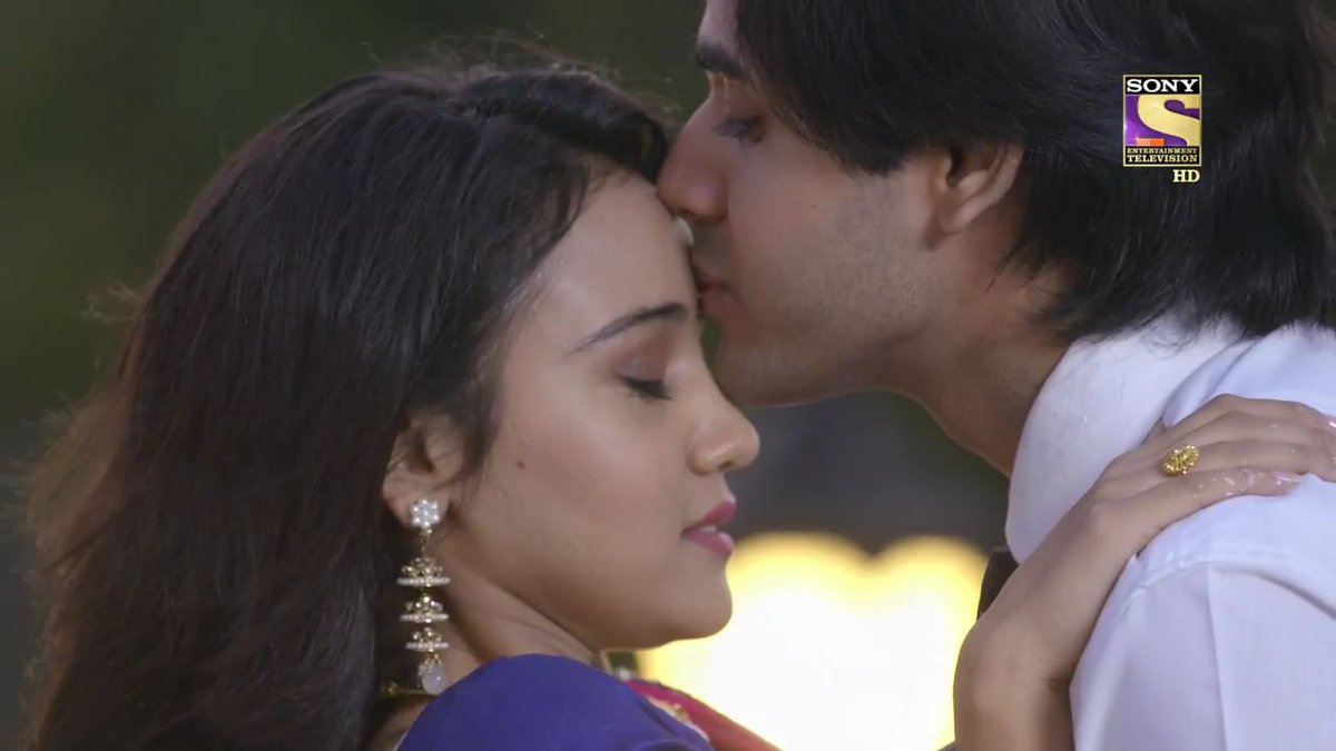 FUTURE BRIGHTNESS!Sameer has weaved dreams of their life & he will soon live all of it cos he expects what Naina gives the best~LOVE!The dream had a mansion acc to his flamboyant nature on the out bt simple moments of love signifying N ka S within #YehUnDinonKiBaatHai