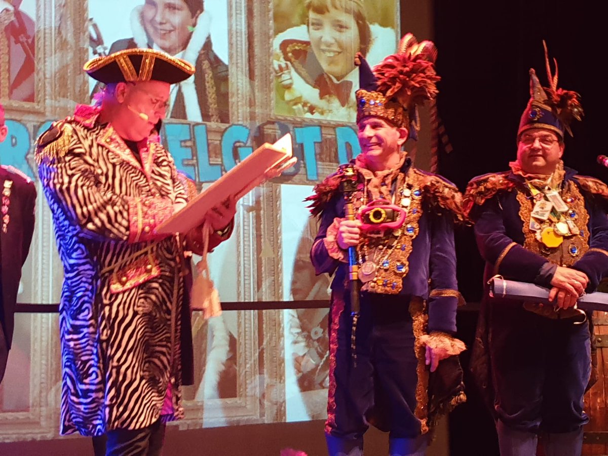 Zojuist de sleutel van Veldhoven overgedragen aan zdh prins Televisiekus van Rommelgat. Paar dagen feest van start gegaan.