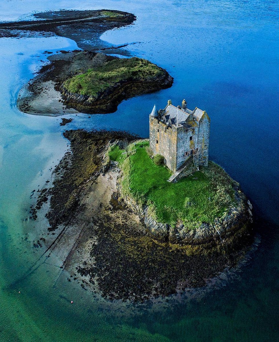 Castle Stalker from above 😍 Located just 25 miles north of #Oban and definitely worth a wee detour if in the area! 📍 Appin, #Argyll 📷 IG/9avin #WildAboutArgyll