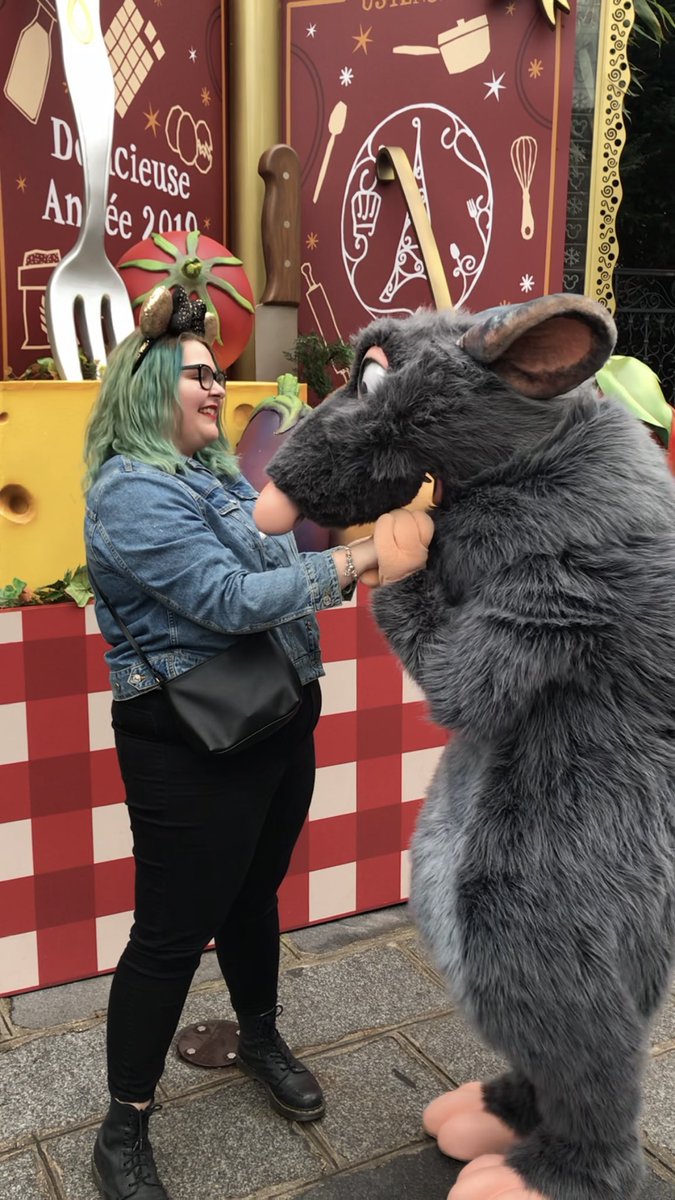 reallifegenya's tweet photo. I want to go back to Paris when I met this rat 🐀❤️ #chefremy #DisneylandParis https://t.co/jsLcSV6AAB