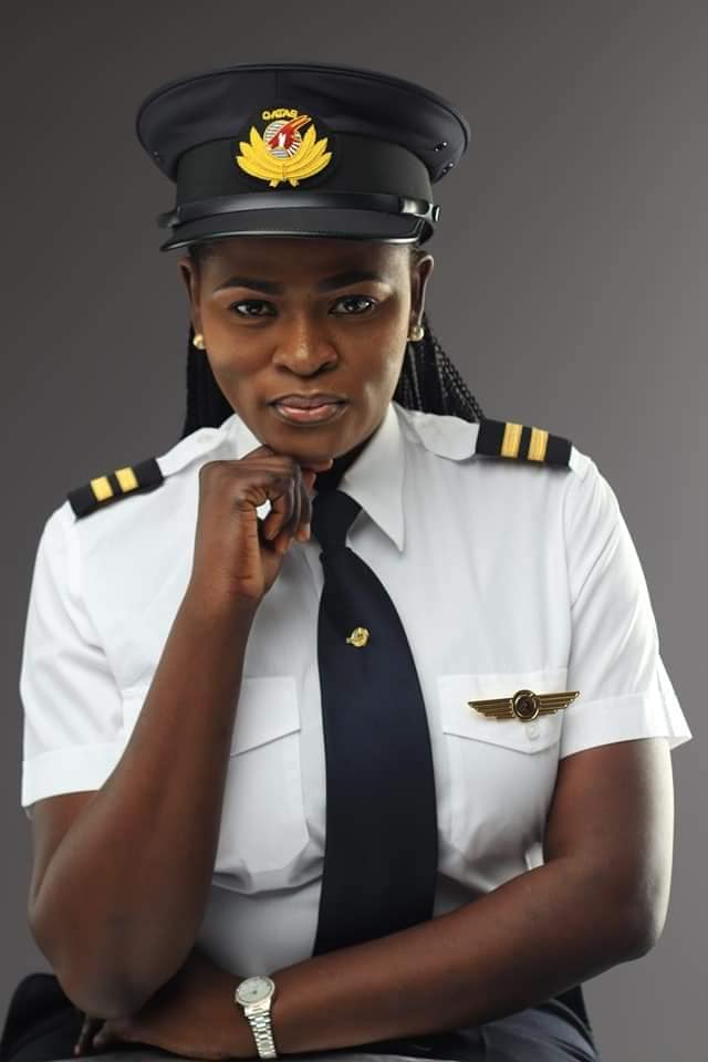 AfricaFactsZone's tweet photo. Adeola Ogunmola Sowemimo has become the first Nigerian female Pilot to work for Qatar Airways, and also the first to fly the Boeing 787 Dreamliner. https://t.co/1jxSbuPk71