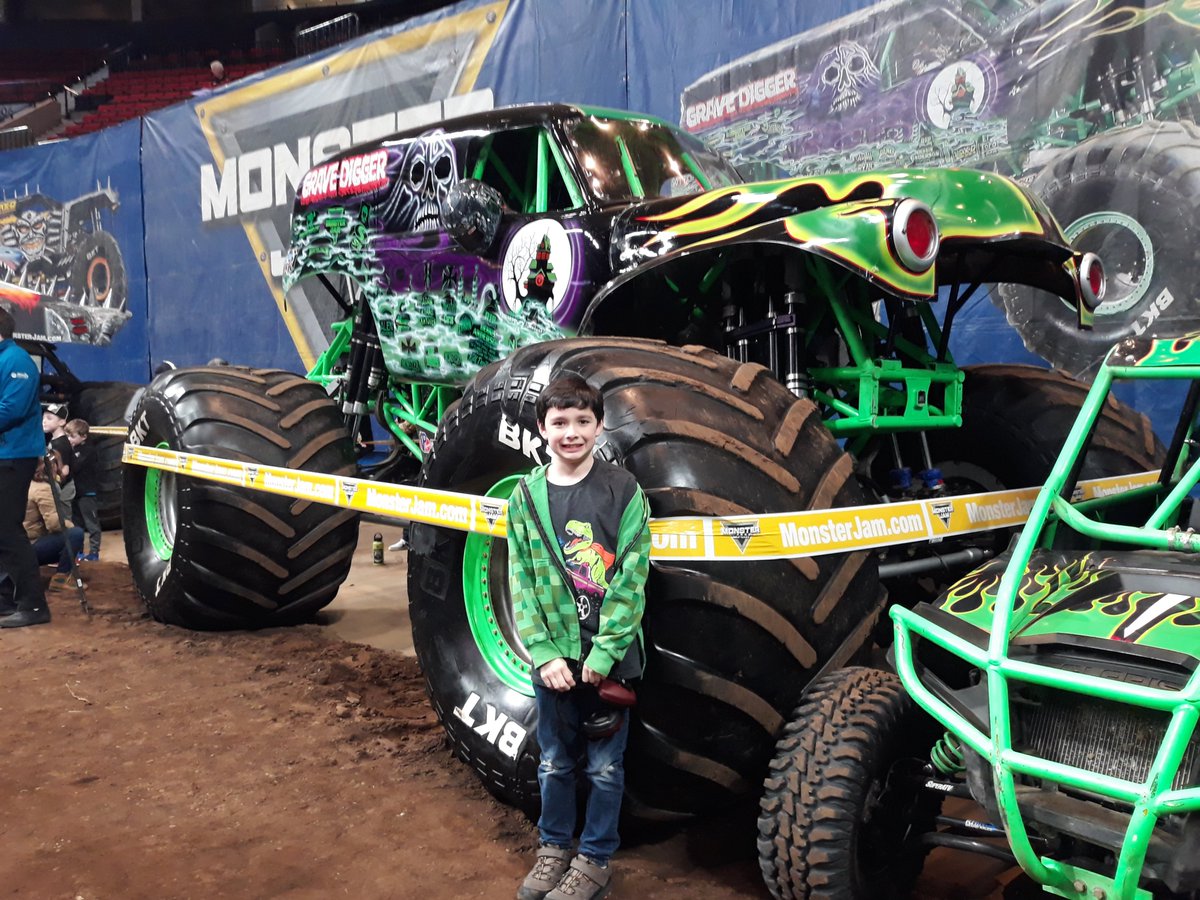 Signysigns's tweet image. At the #MonsterJam #PitParty! 😁