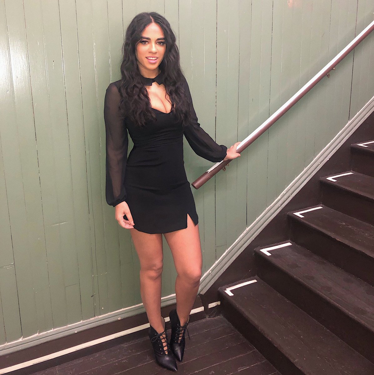 sharoncarpenter's tweet photo. Yesterday’s look for @hqtrivia styled by @keyofstyle.  Dress by @BCBGMAXAZRIA. 🖤 https://t.co/QiCCHHhbQX
