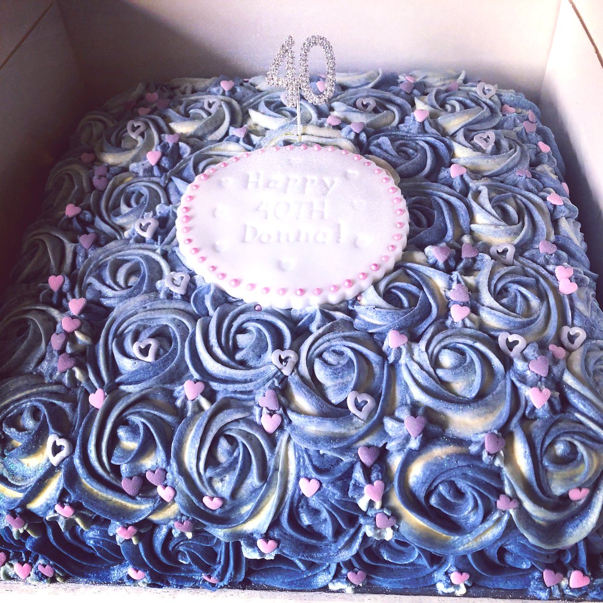 No46_CarolT's tweet image. It’s been a busy few days at work and with baking too!  #ChocolateFudgeCake with buttercream flowers and a #CoffeeandWalnutCake for a #40thBirthday plus a #CoffeeCake for my Mums birthday on Wednesday💗