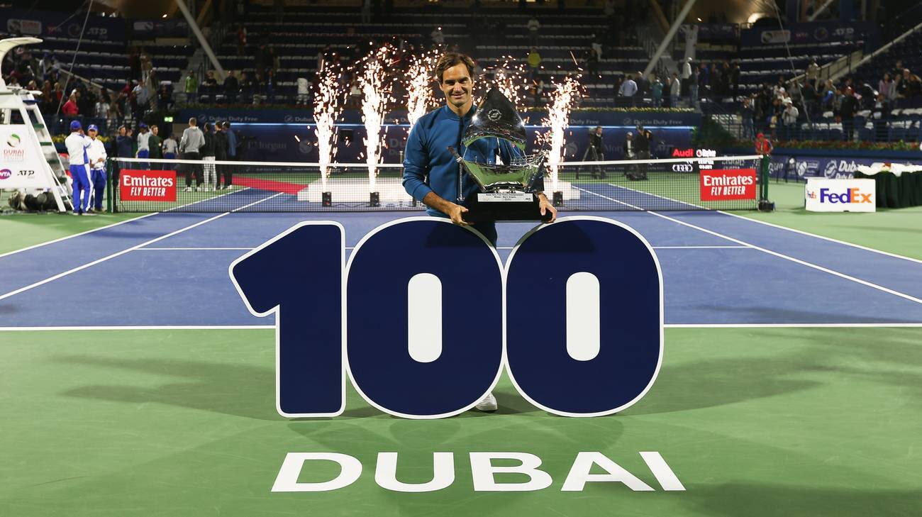 Federer celebra el título en Dubái.