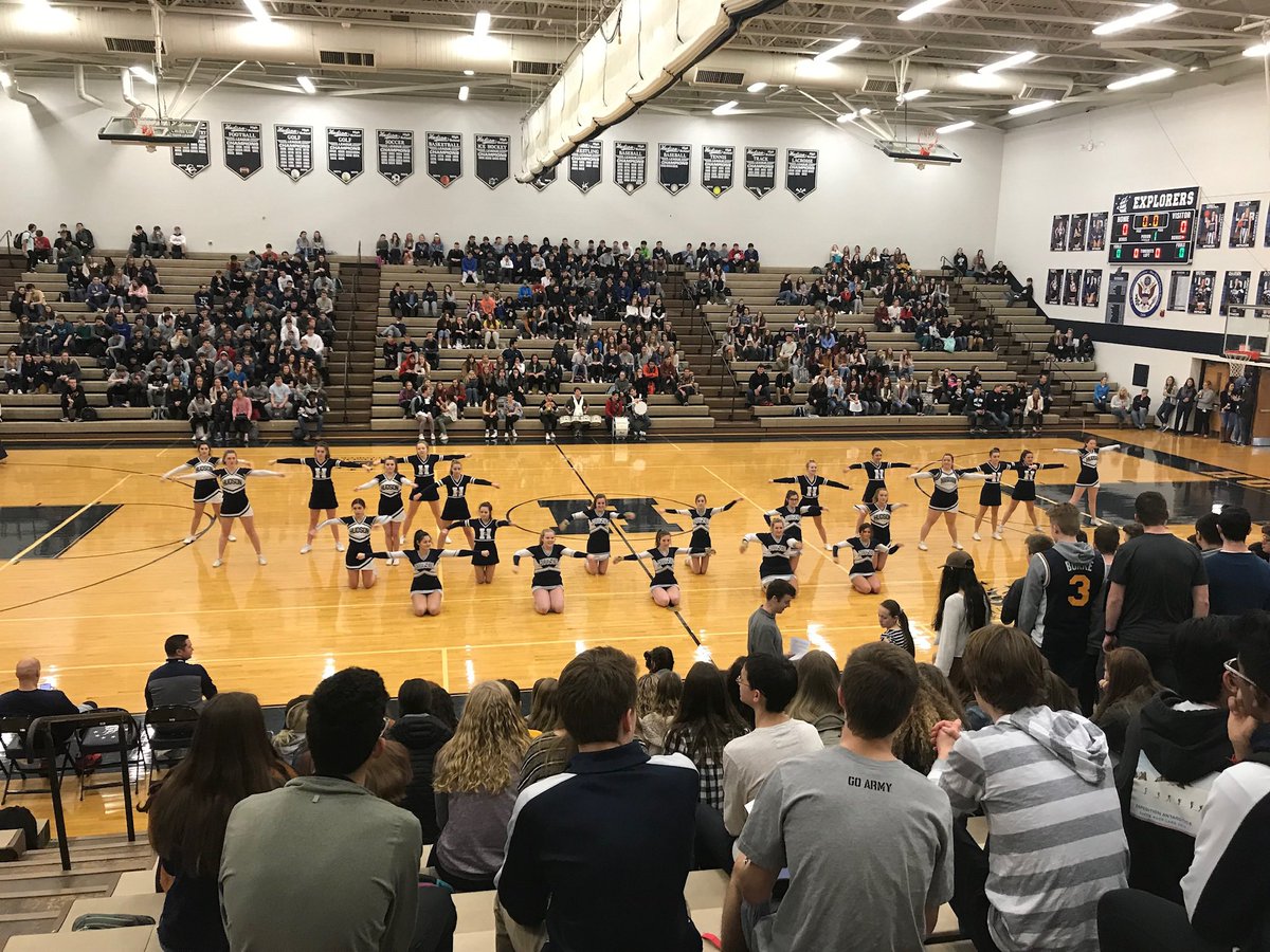 mikepford's tweet photo. @MrToastPhysics Thank you Alan @MrToastPhysics  it was an honour to have the #opportunity to present @BLOODHOUND_Edu to your #superinterested #11thgrade #physics students 🚀🚀 #inspired by the way also #great #basketballgame ⛹️‍♀️@hudsonohschools #goexplorers 😉 https://t.co/Xfcq2qMnNQ