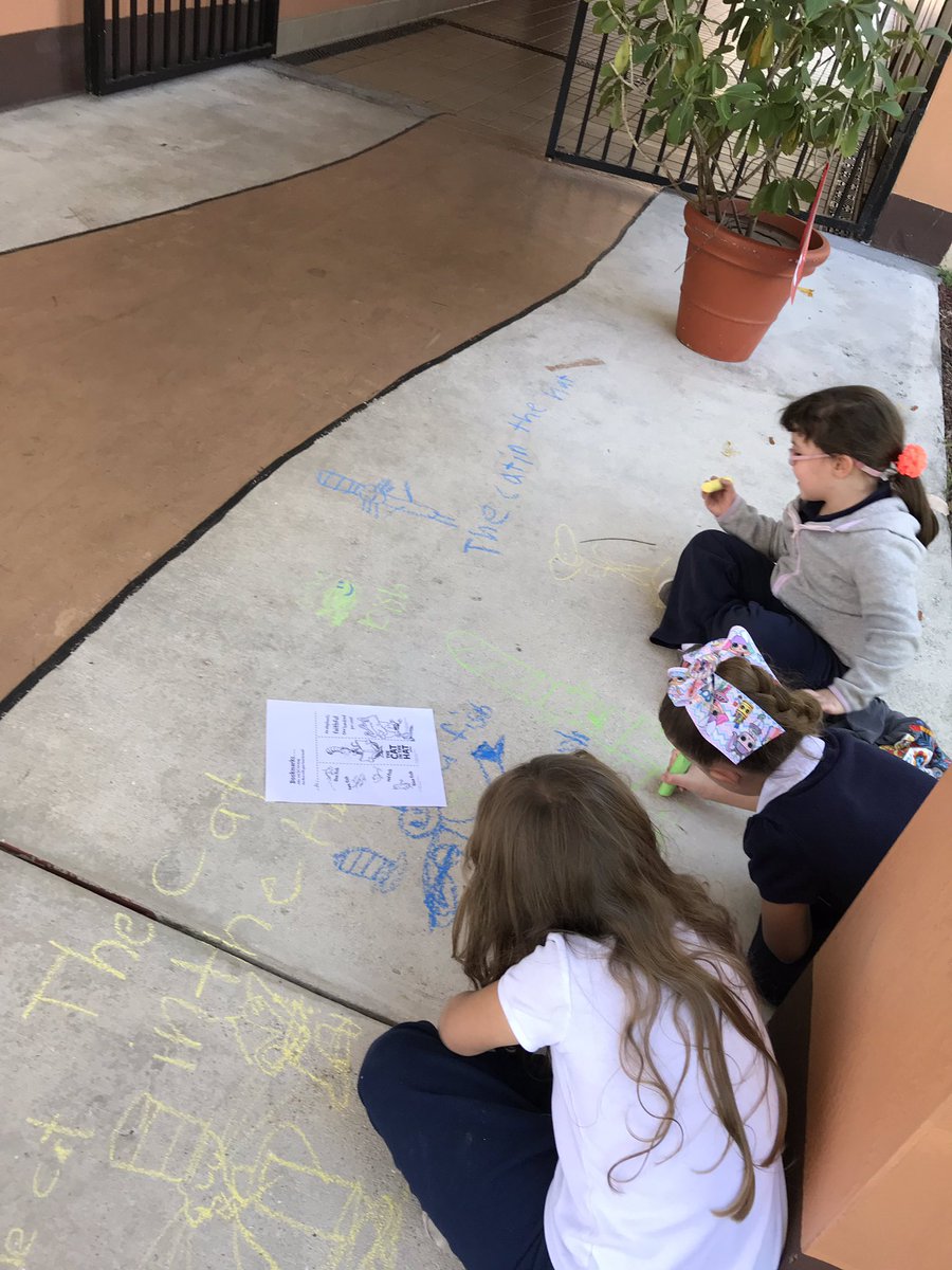 Meilan2Meilan's tweet photo. Yesterday Dr Seuss Day at LMC , Coral Park Elementary School. @AileenVega123 @Mdcps_LibrMedia @MDCPSCentral https://t.co/1QrPEpdo9W