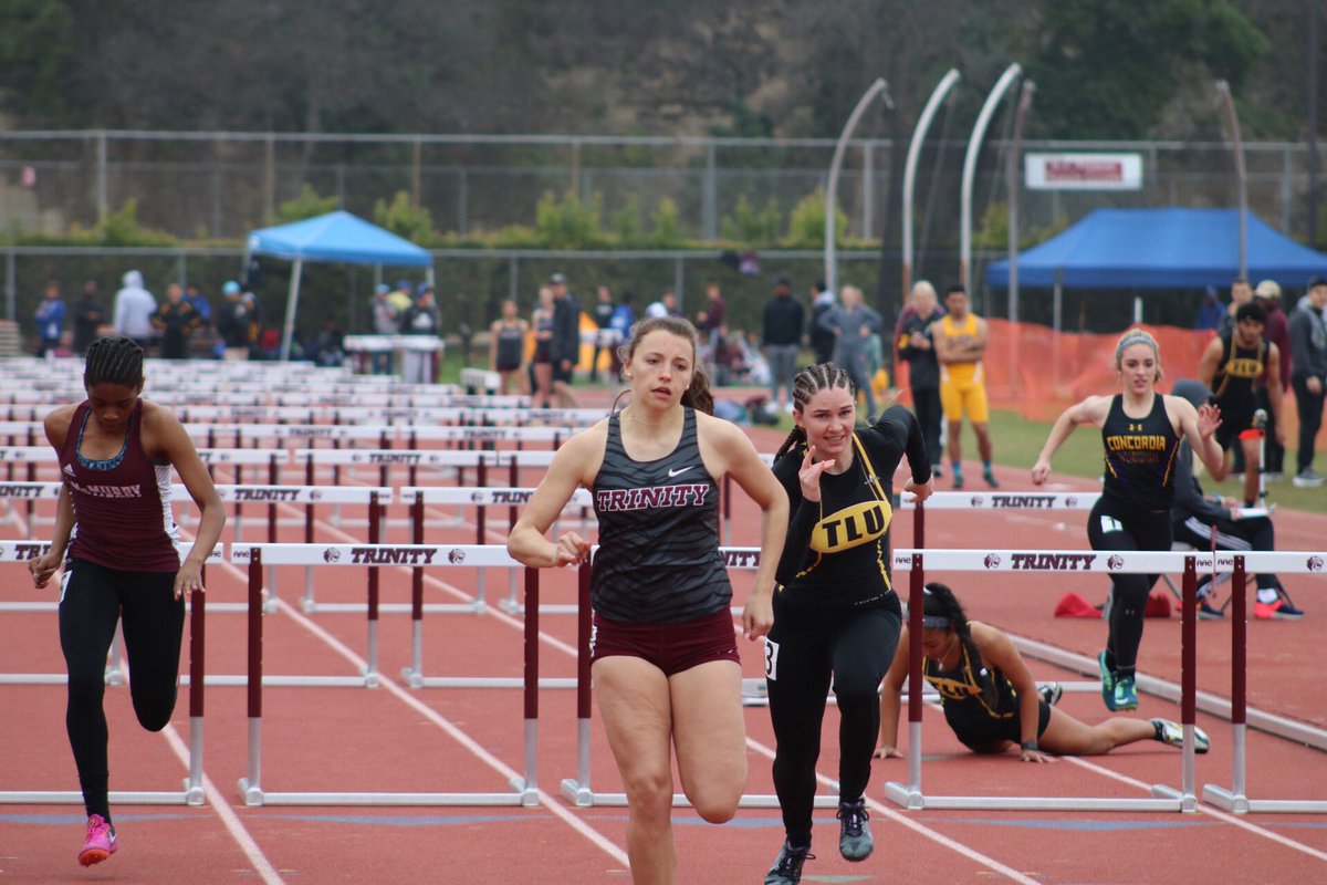 TheRoarComm's tweet photo. Second heat of women’s 100 m hurdles. Madi gammill wins with a time of 17.416!
#trinityhurdles #trinityu #trackandfield #trinitytrack https://t.co/hKiawcl418