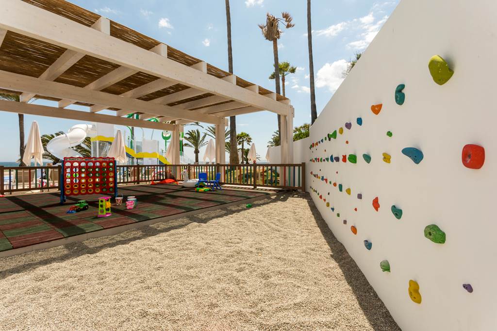 Estival Torrequebrada on the Costa del Sol boasts a sea front location. Choose from pool or beach with a fun splash park for children to enjoy ow.ly/aMt950m2aFO #childfriendlyescapes #familytravel #costadelsol #beachholiday #splashpark #familyfun #familyfriendly #spain