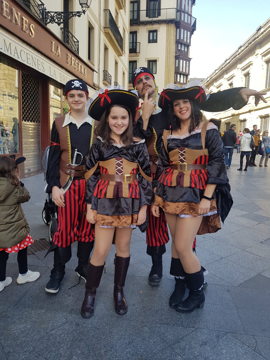 ArgitxuSs's tweet image. #DISFRAZZES #HPESPANA Carnavaleando en familia con los trajes de Disfrazzes