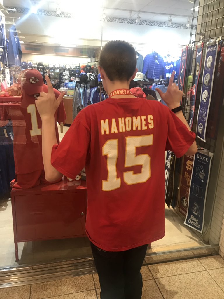 bethber2002's tweet photo. Hey @PatrickMahomes! We came all the way to Kansas City from Lubbock to see you! My son Jefferson, is a huge fan! #chiefskingdom #wreckem https://t.co/EnEXxqIJl3