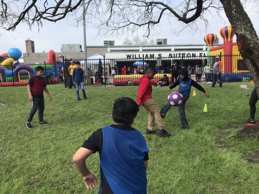 SuttonES_HISD's tweet image. It turned out to be a great day for a festival!! #SpringFest #SuttonRocks