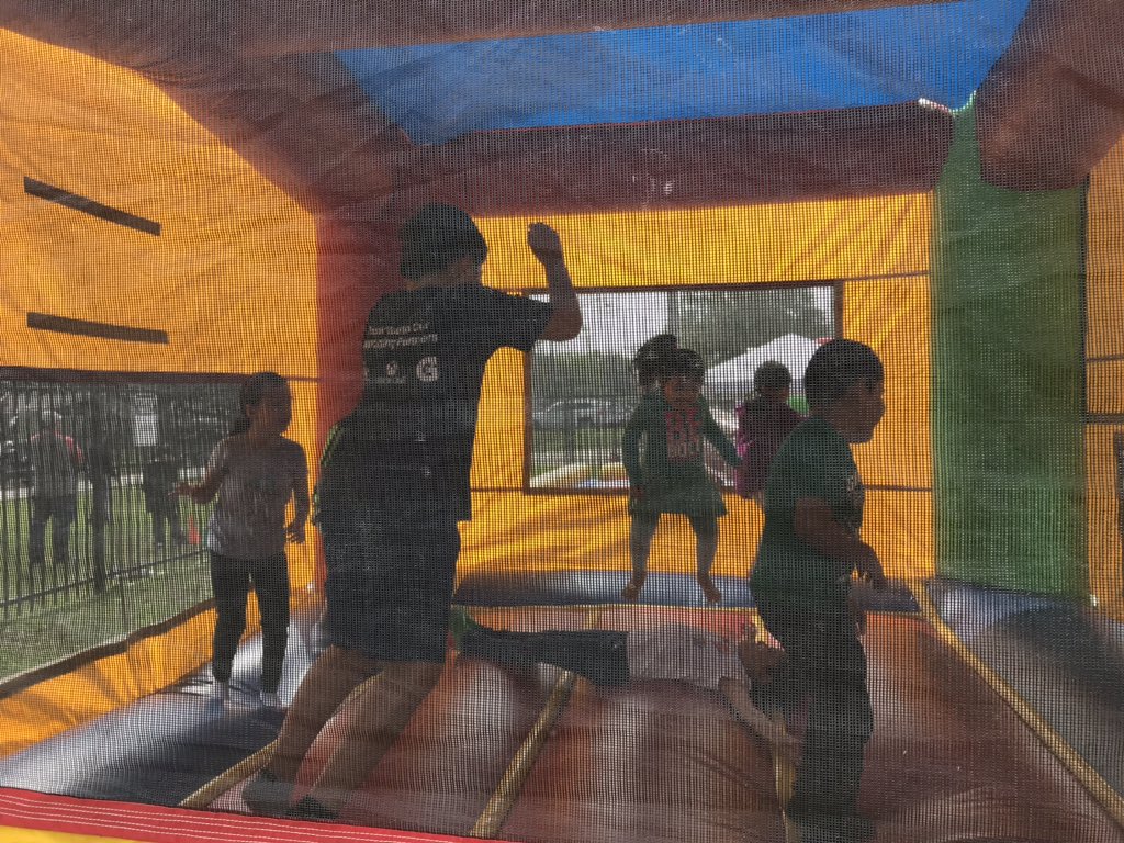 SuttonES_HISD's tweet image. It turned out to be a great day for a festival!! #SpringFest #SuttonRocks