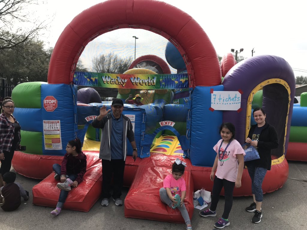 SuttonES_HISD's tweet image. It turned out to be a great day for a festival!! #SpringFest #SuttonRocks