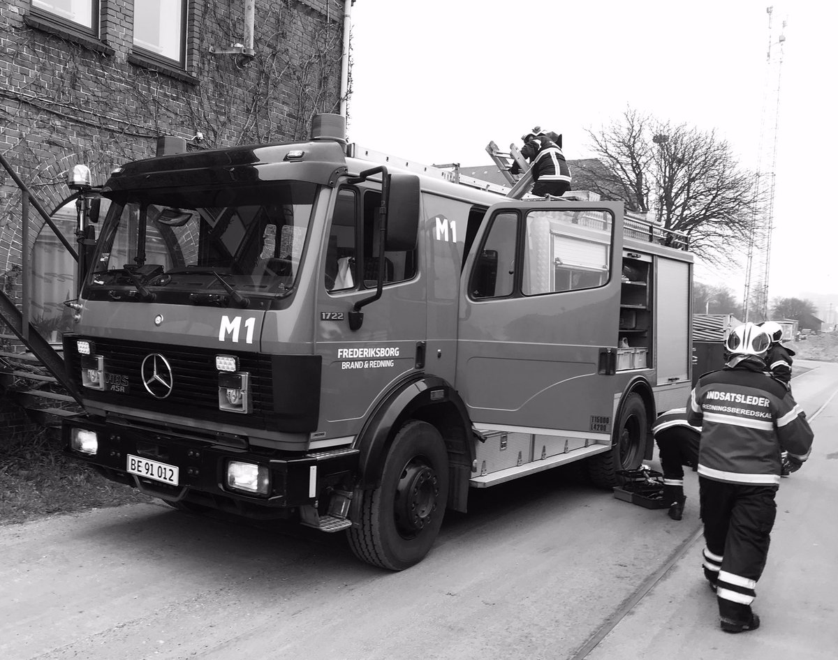 112Furesoe's tweet photo. 37 M/K har i dag været på en større øvelse i København 🚒💨 og man kan sige de fik sin sag for - brand i tog, person vil hoppe ud fra vindue, kemikalie ulykke og meget andet blev de udsat for https://t.co/zmI6oKxxCN