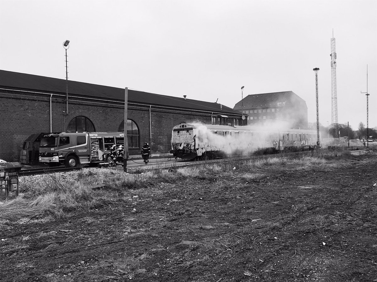 112Furesoe's tweet photo. 37 M/K har i dag været på en større øvelse i København 🚒💨 og man kan sige de fik sin sag for - brand i tog, person vil hoppe ud fra vindue, kemikalie ulykke og meget andet blev de udsat for https://t.co/zmI6oKxxCN