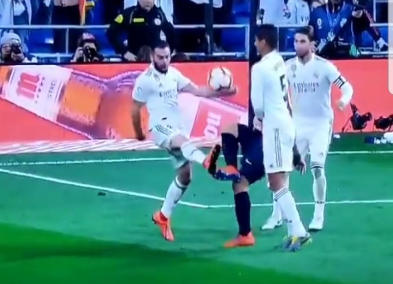 FamiliaATM's tweet photo. ¿Hoy hay VAR en el Bernabéu? https://t.co/XxRG1Z5RGF