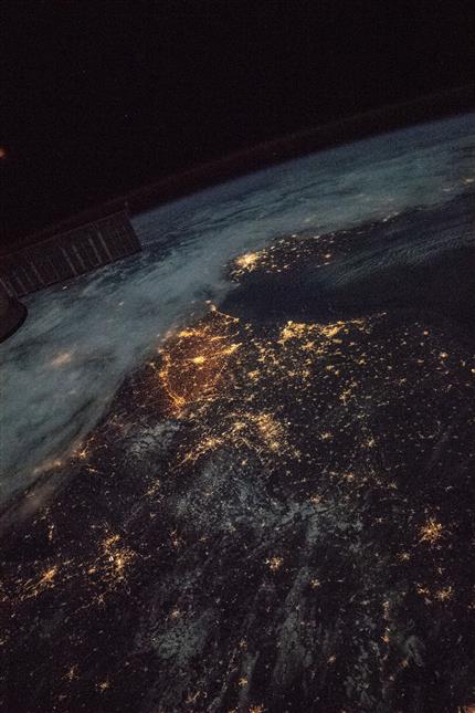 avspacemuseum's tweet image. How amazing is this picture of London &amp;amp; Brussels, taken by @Astro_DavidS  from space? Teachers- use these #ExploringEarth images in your class for a chance to win a video call with David for your class! ow.ly/PQAa30nxUFa #DaretoExplore (📷 NASA/CSA)