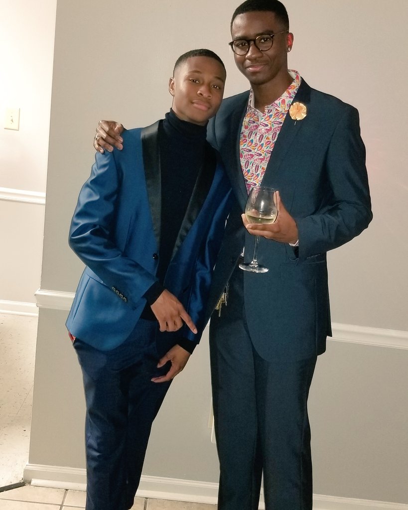 __suavepapi's tweet photo. "Celebrate life and sip champagne." Happy birthday to my young bull. #cloroxclean #dishdetergentclean #soiceyboys #MoreLife https://t.co/ziVwH4TltX