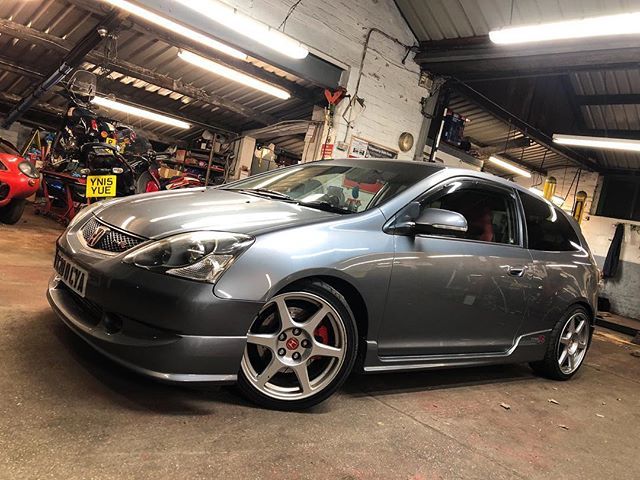 Chris__st3's tweet photo. Another day working on the Honda 🤙🏻 brakes all painted, discs painted and new rear pads 🙈 ready for when the freshly powdercoated wheels go on 😍 https://t.co/SraFN68qT7 https://t.co/YragLrkIIs