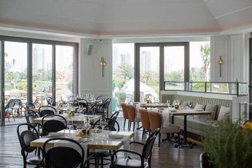 مطعم اوروبي في الامارات - A European restaurant in the UAE + مطعم سراج 