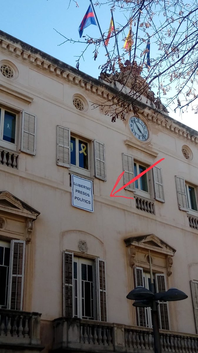 PP_Mataro's tweet photo. Esto es el Ayuntamiento de Mataró, ese cuyo alcalde va de español por los barrios, no olvides que si se da la posibilidad volverá a gobernar con los Indepes como ya ha hecho este mandato. La 🐐 siempre tira al 🏔 https://t.co/C9MIo8CYGn