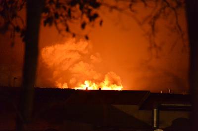 Grote brand bij vuilverwerker Attero in Wilp: ‘Sluit ramen en deuren’: Er woedt een felle brand in een gebouw van de grote vuilverwerker Attero in Wilp. De hulpdiensten hebben opgeschaald naar GRIP 1. Dit betekent dat er nog geen gevaren zijn voor de… dlvr.it/R02ZFw