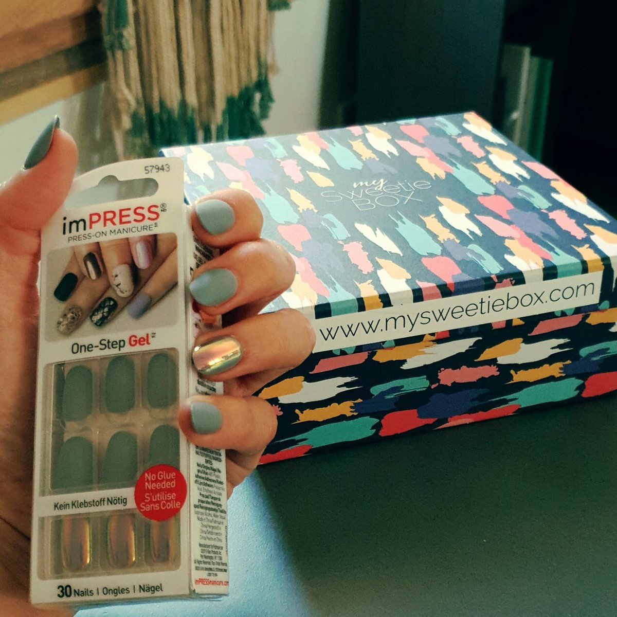 MySweetieBox's tweet photo. Voici la #couleur la plus tendance de 2019 pr vos #manucures et elle est dispo' sur notre E-SHOP https://t.co/VqFCGqc5NC 💅🎉 
LE GRIS !
Minimaliste, parfaite en toute saison, on craque pour celle proposée par la marque @kissproducts , réference ' night fever' 👌 https://t.co/JtzueCPBGi