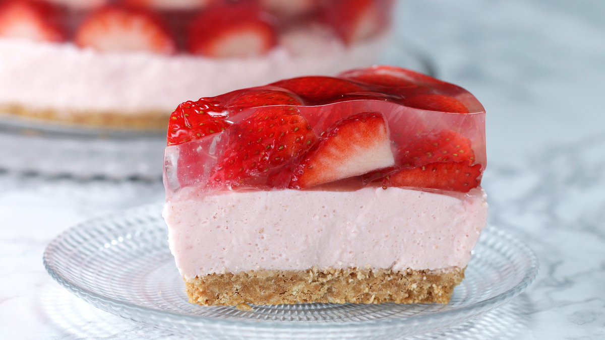 Tasty Japan 作り方 1 ボトムを作る ジップ付きの袋にビスケットを入れて めん棒で叩いて細かく砕く 溶かし バターを加えてよく揉み込む クッキングシートを敷いた型の底に敷き詰め 冷蔵庫に入れて30分冷やし固める